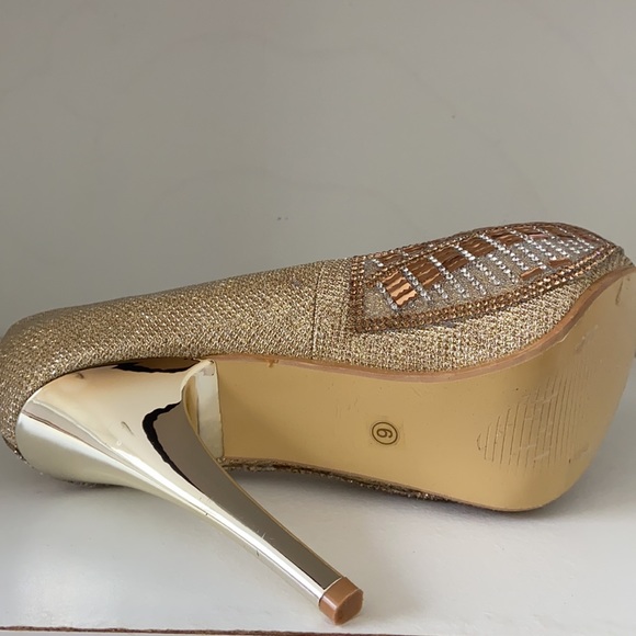 Gorgeous beautiful high heeled for a party and wedding - Picture 4 of 5